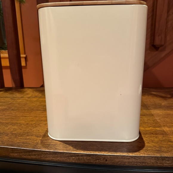 Extra Large Space Saving Vertical Bread Box with Eco Bamboo Cutting Board Lid - Picture 3 of 6